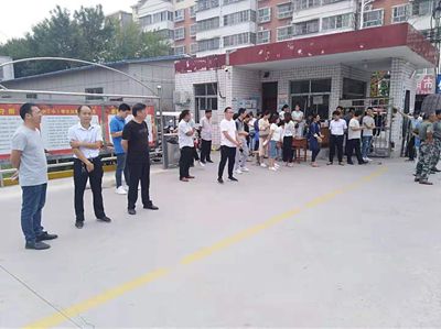 我校领导及班主任护送学生假日离校