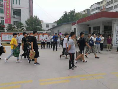 我校领导及班主任护送学生假日离校