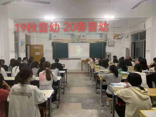 ​项城中专组织学生收看《开学第一课》