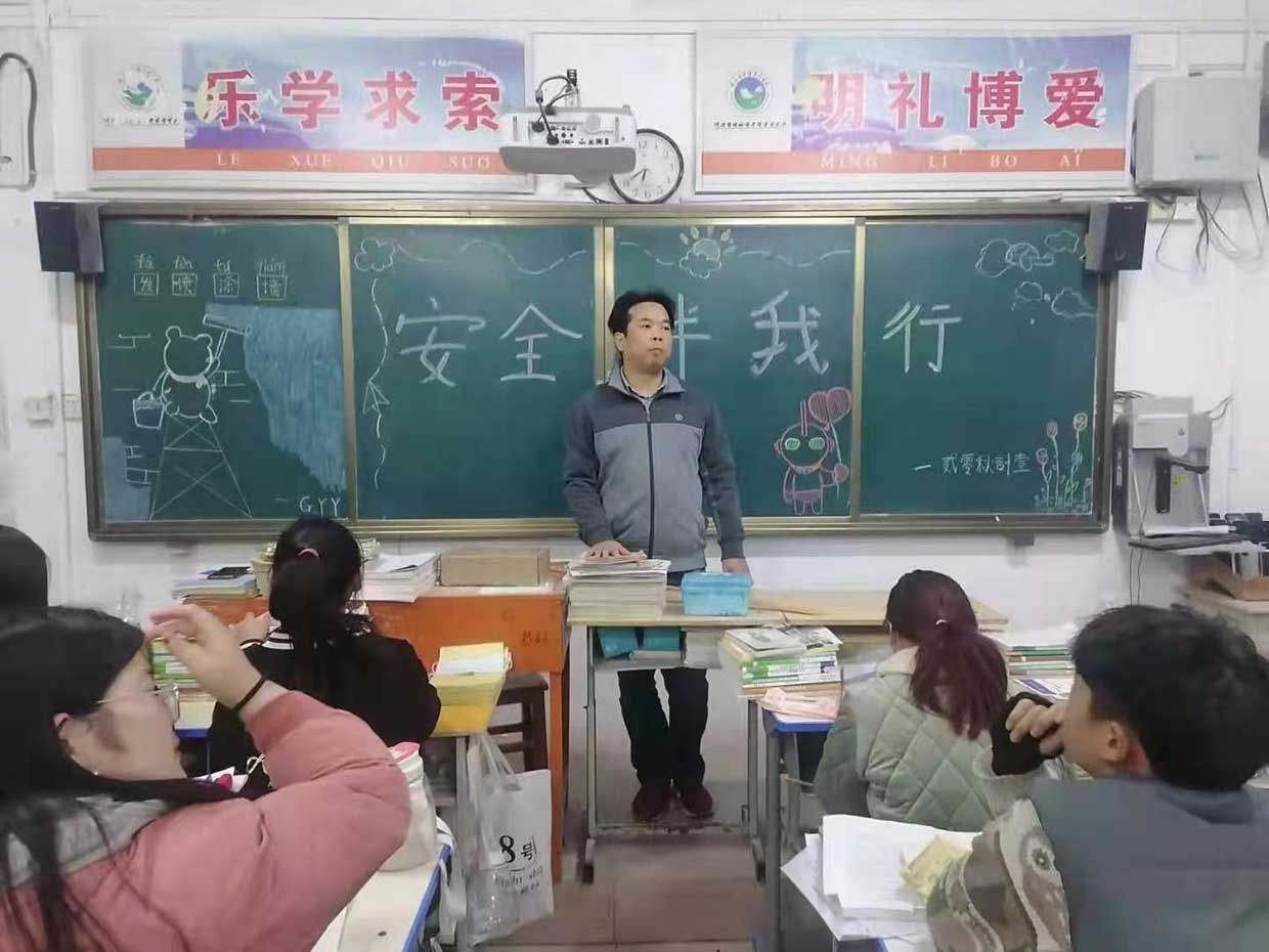 计算机专业部各班召开《安全伴我行》主题班会